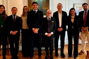 La delegación santafesina encabezada por el gobernador y su encuentro con el embajador.
