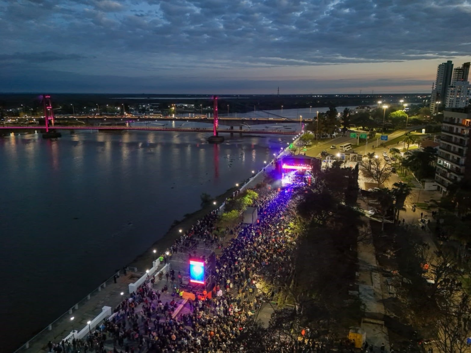 De norte a sur, así luce la costanera, el puente y el espectáculo por la llegada de la antorcha. 