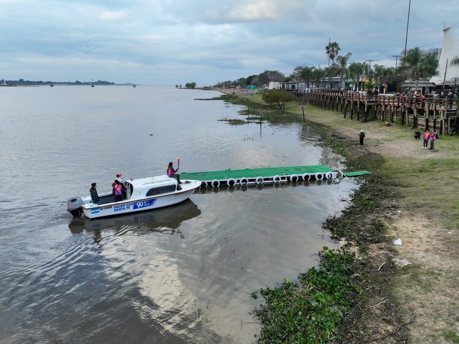 El arribo al pontón de la playa Este. 