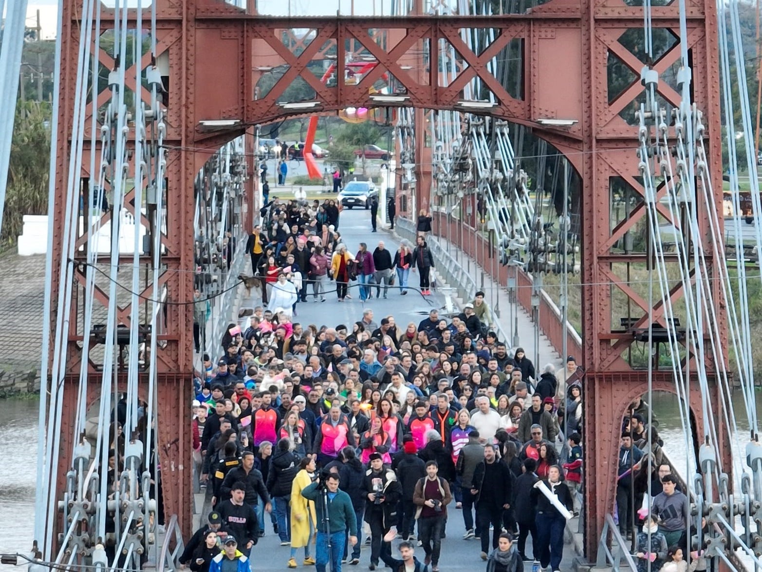 La caravana cruzando el mítico puente Colgante. 