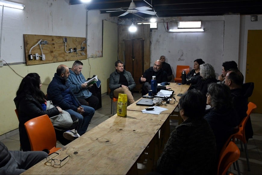 Funcionarios municipales se reunieron con vecinos de barrio Los Hornos con quienes dialogaron sobre la posibilidad de llevar el servicio de cloacas a sectores del barrio mediante el Fondo Solidario.
MCSF.