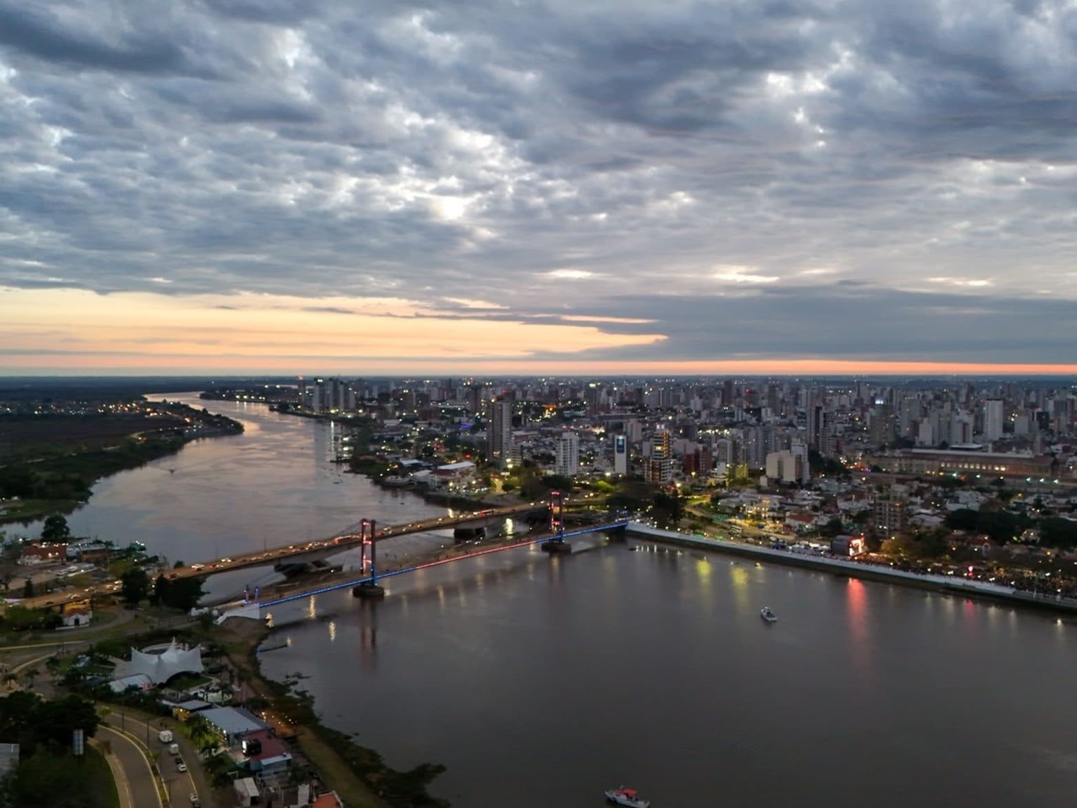 Desde el cielo, el drone de El Litoral muestra la magnitud de la capital provincial. 