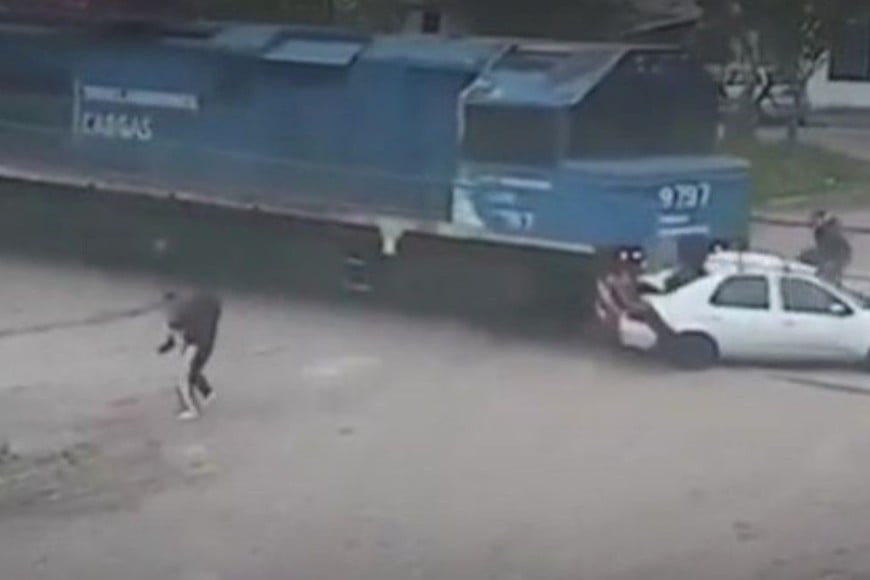 Un tren de carga embistió el sábado a un automóvil