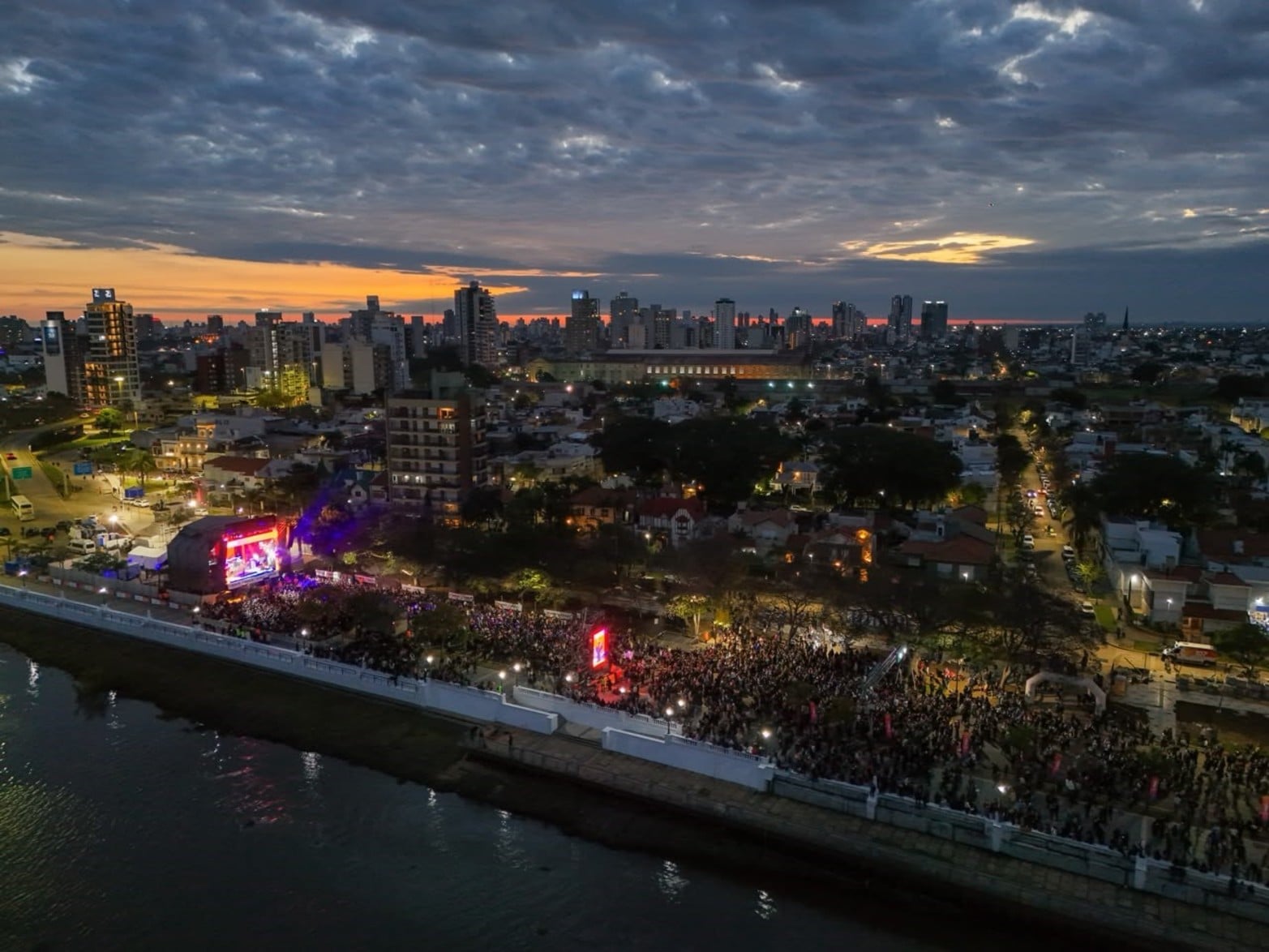 Gran convocatoria en el show armado en la Costanera. 