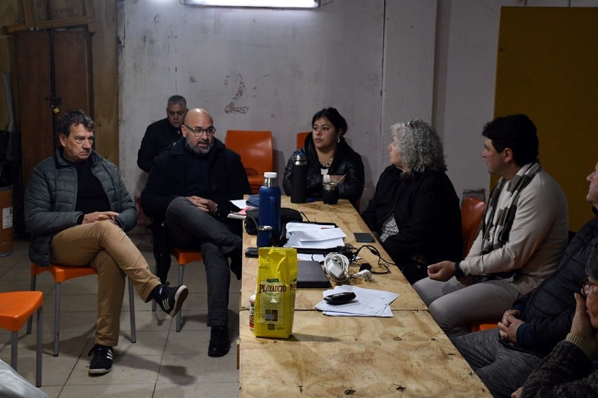 Funcionarios municipales se reunieron con vecinos de barrio Los Hornos con quienes dialogaron sobre la posibilidad de llevar el servicio de cloacas a sectores del barrio mediante el Fondo Solidario.
MCSF.