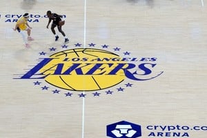 Los Buss votaron vender lo último que les quedaba de los Lakers, pero Jeanie no se va sin pelear
