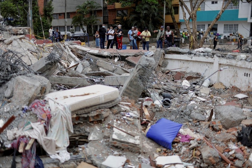 People look at a collapsed building following the August 10 earthquake, in Cali, Colombia, August 16, 2026. REUTERS/Raquel Cunha