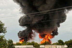 Una gran columna de humo se podía ver a kilómetros de distancia. Reuters.