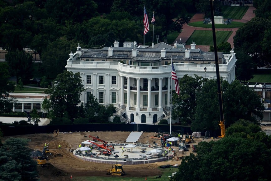Workers continue construction of a helipad on the South Lawn of the White House in Washington, D.C., U.S., August 13, 2026. REUTERS/Nathan Howard TPX IMAGES OF THE DAY