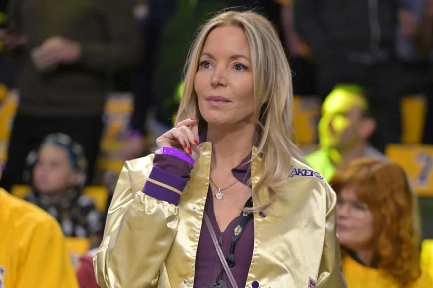 Jeanie Buss rechazó la operación y anticipó una nueva disputa judicial con sus hermanos.