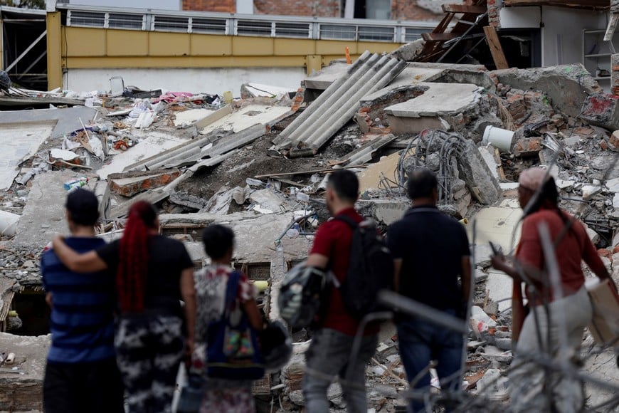 People look at a collapsed building following the August 10 earthquake, in Cali, Colombia, August 16, 2026. REUTERS/Raquel Cunha