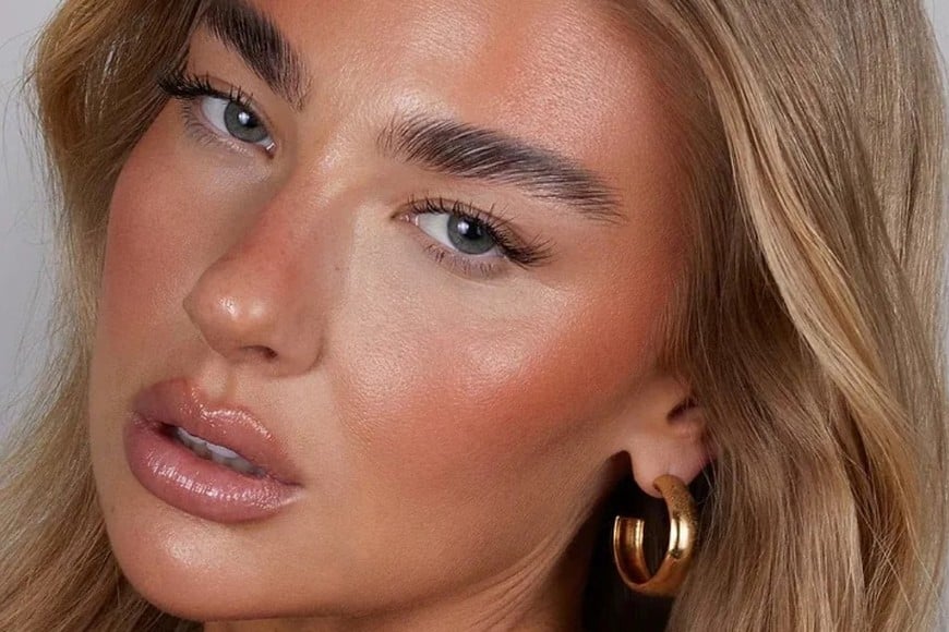 La tendencia busca aportar calidez al rostro con un acabado luminoso y natural.
