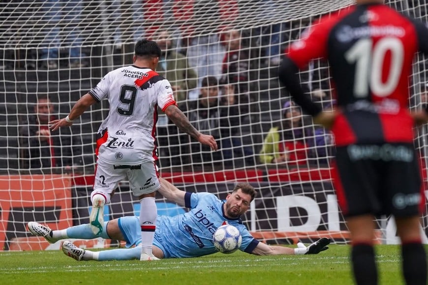 Una de las tapadas de Matías Budiño en el transcurso del primer tiempo. Su actuación fue clave para que Colón no sufra goles en el peor momento del equipo.