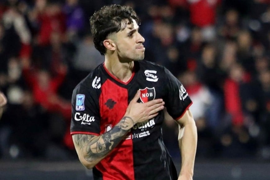 Mazzantti celebra con los hinchas el gol que aseguró la victoria sobre Riestra