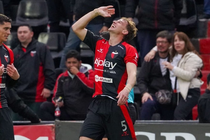 Matías Muñoz y el desahogo luego de su gol. Hizo un buen partido y seguramente será ratificado en el puesto de volante central para el partido del sábado.