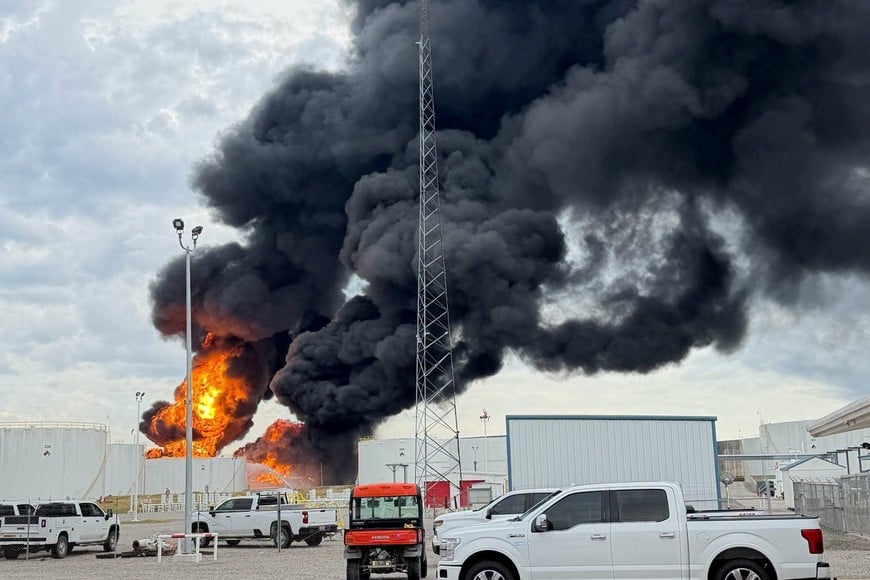 Smoke and flames rise from the liquid natural gas (LNG) Explorer Pipeline Glenpool tank farm after a lightning strike in Glenpool, Oklahoma, U.S. August 17, 2026. Tulsa County/Handout via REUTERS.
NO RESALES. NO ARCHIVES. THIS IMAGE HAS BEEN SUPPLIED BY A THIRD PARTY