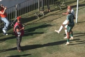 El pelotazo impactó de lleno contra el rostro de la fotógrafa detrás del arco.