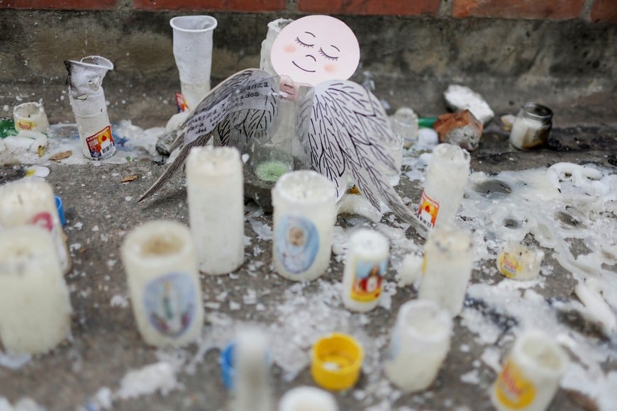 A makeshift memorial for victims of the August 10 earthquake sits in front of a collapsed building, in Cali, Colombia, August 16, 2026. REUTERS/Raquel Cunha