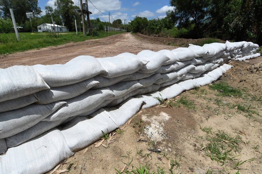 Hasta acá. Eso parece decirle al avance del río el bolseado improvisado por vecinos y municipales. Fue durante la crecida de 2016. Archivo.