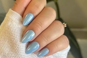 La manicura aqua glazed combina tonos acuáticos con un brillo perlado y luminoso.