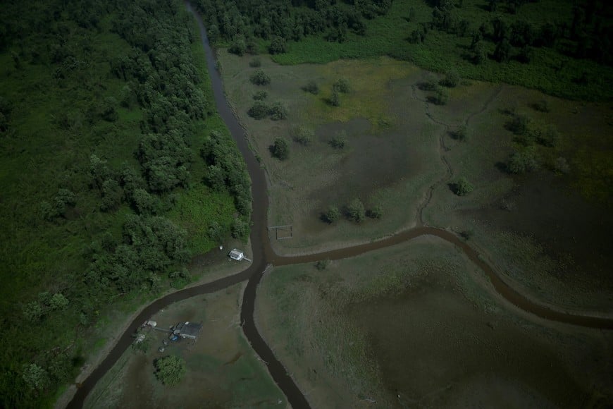 A house is pictured next to small rivers which end at the mouth of Amazonas River where the river joins the Atlantic Ocean on the coast of Amapa state near Macapa city, northern Brazil, March 31, 2017. Picture taken on March 31, 2017. REUTERS/Ricardo Moraes brasil Macapa brasil suspenden el decreto que autoriza la explotacion minera en una enorme reserva amazonica proteccion medio ambiente Reserva Nacional do Cobre e Associado