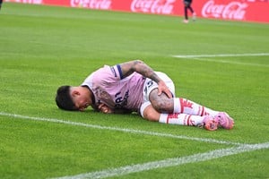Lautaro Vargas se toma la rodilla izquierda en el Nuevo Gasómetro. Está lesionado y descartado para el viernes en Mar del Plata