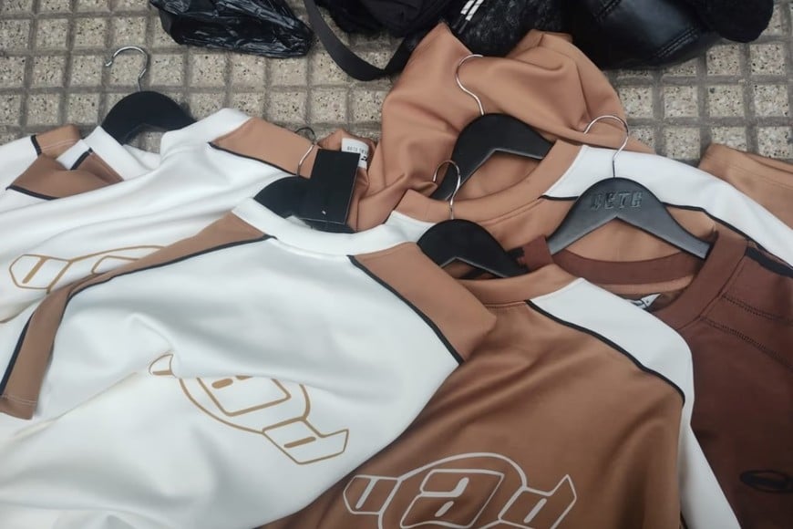 Entre los elementos hallados había remeras, camperas, gorros y boinas.
