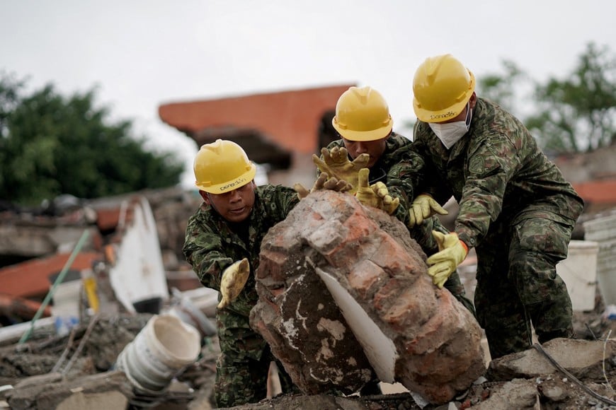 Colombian Army members remove debris, as search operations continue following an August 10 earthquake, at the Torres de Limonar building in Cali, Colombia, August 17, 2026. REUTERS/Sergio Acero     TPX IMAGES OF THE DAY