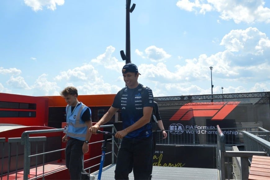 Williams confirmó a Albon para 2027.