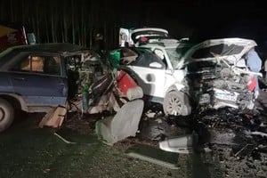 La Policía Vial secuestró un arma hallada dentro del Peugeot 504 tras el accidente.