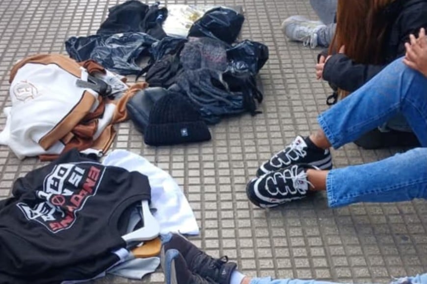 Los agentes recuperaron prendas que pertenecían a distintos comercios de la zona.