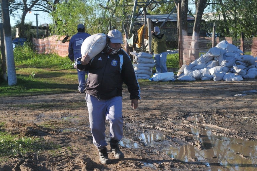 Como se pueda, tratan de defender el barrio ante el embate del río, durante cada inundación. Archivo.