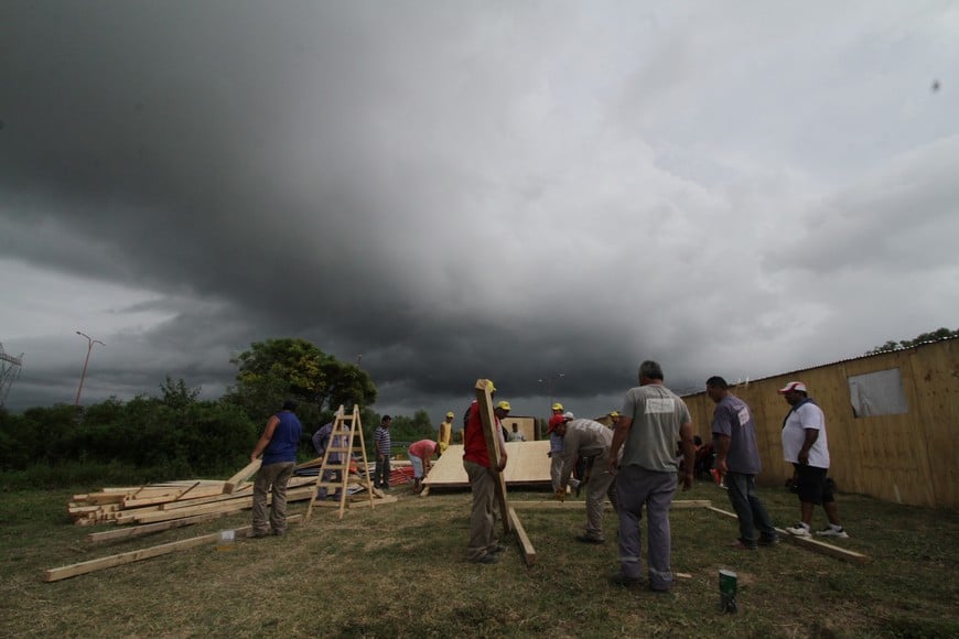 Se viene el agua... Trabajadores municipales montaban refugios en el acceso al barrio, durante la inundación de 2016. Archivo.