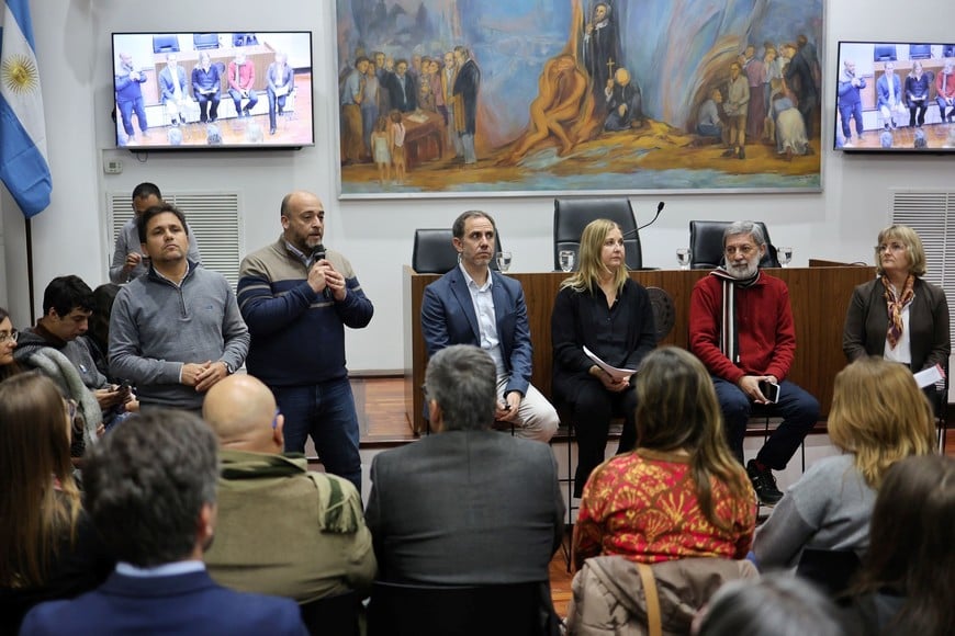 Lucas Simoniello y Sergio Basile, junto a algunos de los expositores. Foto: Gentileza