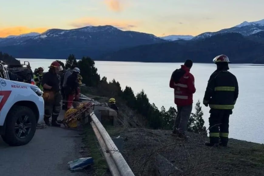 Los equipos de emergencia trabajaron para recuperar el automóvil del agua.