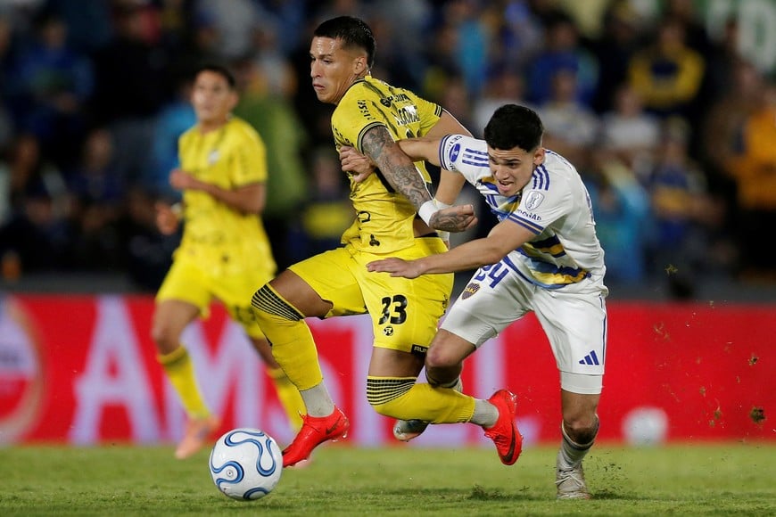 Soccer Football - Copa Sudamericana - Round of 16 - Second Leg - Recoleta v Boca Juniors - Estadio Defensores del Chaco, Asuncion, Paraguay - August 18, 2026
Recoleta's Aldo Gonzalez in action with Boca Juniors' Dylan Gorosito REUTERS/Cesar Olmedo