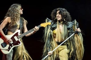 Lula se unió a su hermana sobre el escenario de los Premios Gardel para interpretar “El Gordo” y “Quieren rock” de Intoxicados. Foto: Gentileza Agustín Duserre / Ignacio Arnedo