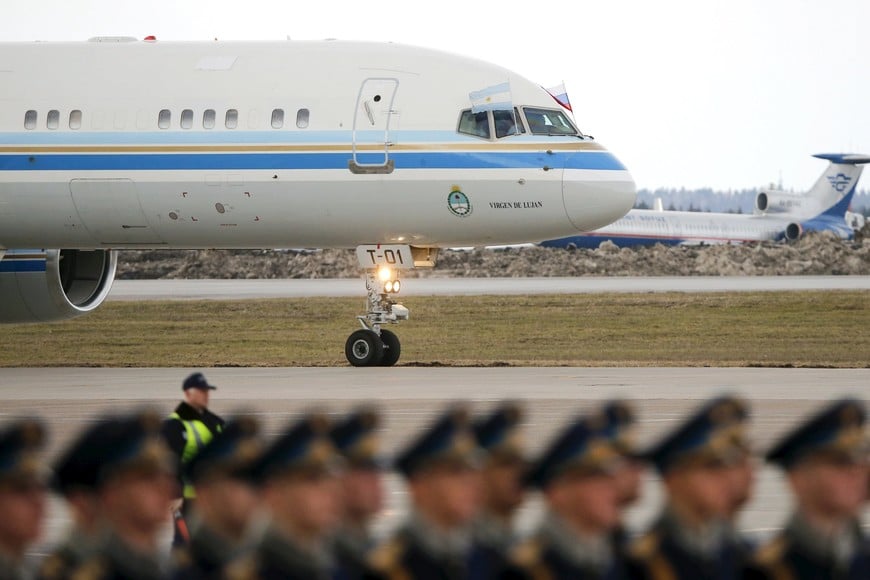 Flags of Russia (R) and Argentina are attached to a cabin of the plane of Argentina's President Cristina Fernandez shortly after the landing at Moscow's Vnukovo airport, April 21, 2015. Fernandez is in Russia for an official visit. REUTERS/Maxim Shemetov rusia moscu  presidenta de argentina visita rusia llegada al aeropuerto de Vnukovo avion presidencial tango 01