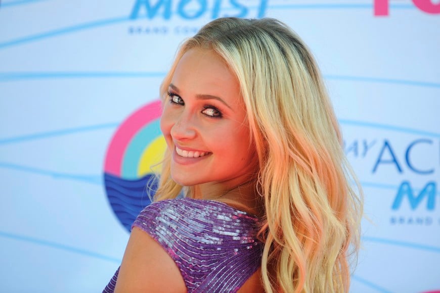 U.S. actress Hayden Panettiere arrives for the Teen Choice 2012 awards in Los Angeles July 22, 2012. REUTERS/Phil McCarten (UNITED STATES - Tags: ENTERTAINMENT) eeuu Hayden Panettiere entrega premios teen choice awards premio premios mejores programas invitados
