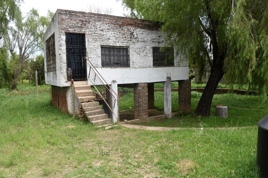 Otra vivienda en palafito en el sector norte del barrio, sin defensas. Archivo.