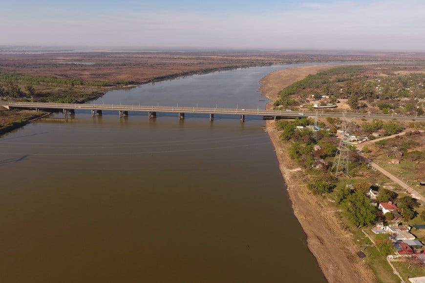 Bajante histórica. La foto de 2021 muestra la orilla seca del barrio, ahora el agua avanza y amenaza las viviendas. Archivo.