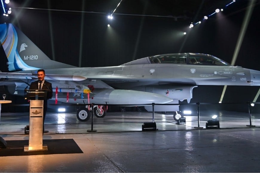 El ex ministro Petri durante la presentación de los F-16.
