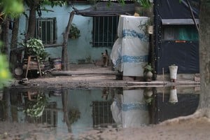 La casa y la casa. Arriba y abajo. Seca y en el agua. Archivo.