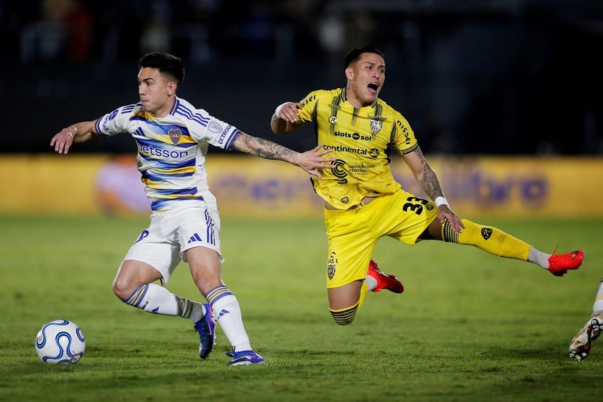 Soccer Football - Copa Sudamericana - Round of 16 - Second Leg - Recoleta v Boca Juniors - Estadio Defensores del Chaco, Asuncion, Paraguay - August 18, 2026
Boca Juniors' Alan Velasco in action with Recoleta's Aldo Gonzalez REUTERS/Cesar Olmedo