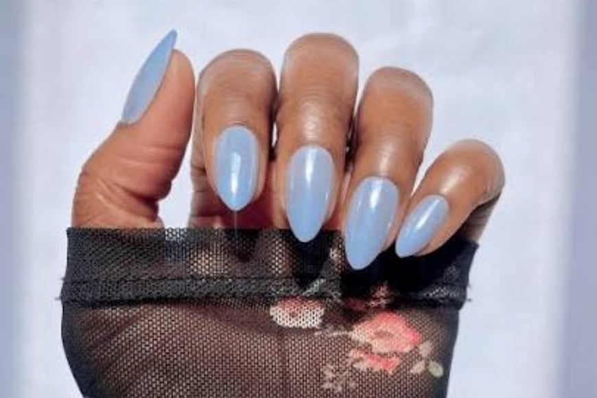 Las uñas aqua glazed logran un acabado brillante, delicado y de apariencia líquida.