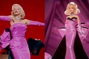 El vestido rosa y los guantes largos son protagonistas del diseño.