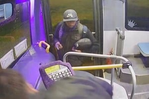 El delincuente actuó armado y a cara descubierta. Foto: captura video