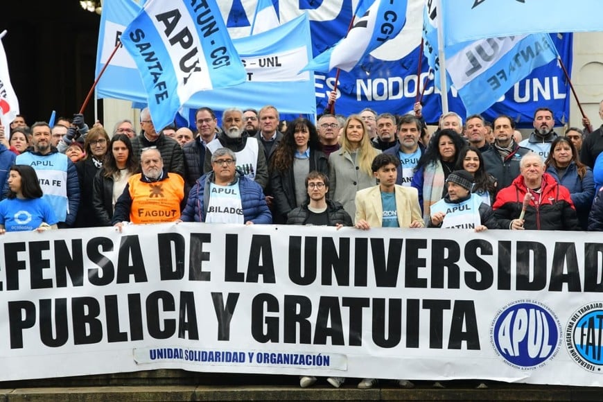 La última protesta nacional -del miércoles pasado- tuvo un abrazo simbólico a la sede del Rectorado de la UNL. Foto: Guillermo Di Salvatore