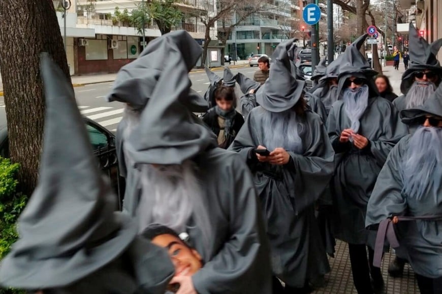 “Yihad contra las Corporaciones de la Distracción”: el grupo detrás de la protesta de Gandalfs frente a la casa de Peter Thiel