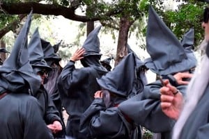 “Yihad contra las Corporaciones de la Distracción”: el grupo detrás de la protesta de Gandalfs frente a la casa de Peter Thiel